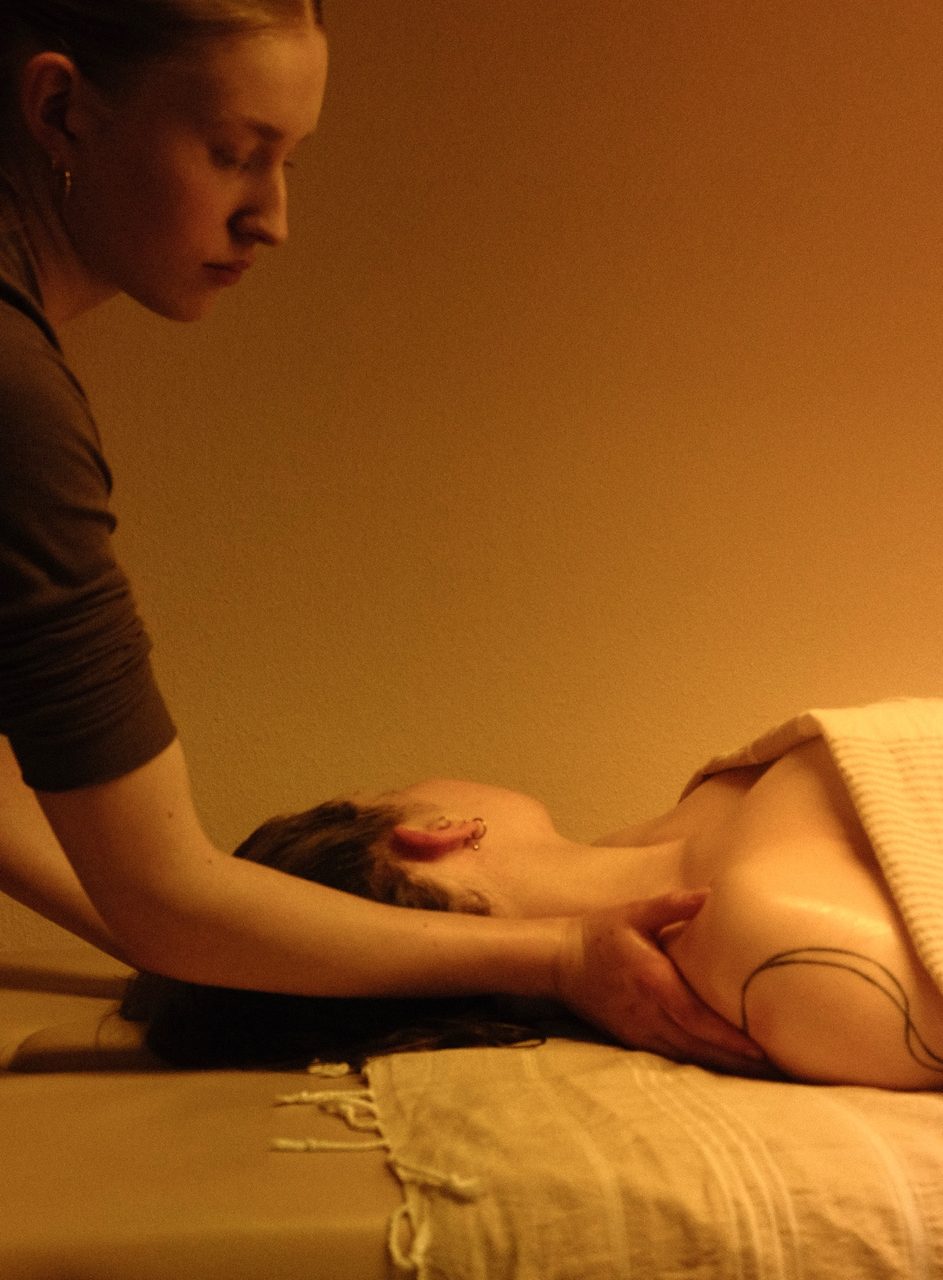 Emmi bei einer ruhigen, achtsamen Massage