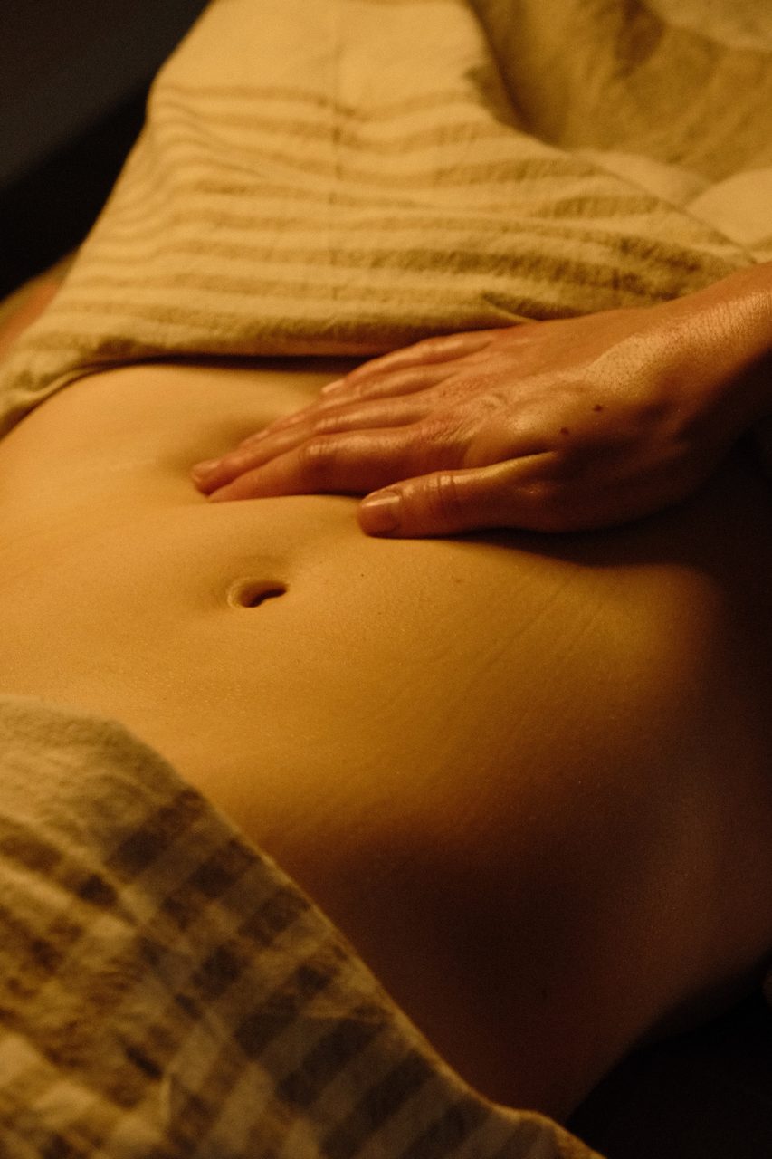 Weibliche Ruhezeit – Bauch- und Unterleibs­wahrnehmung