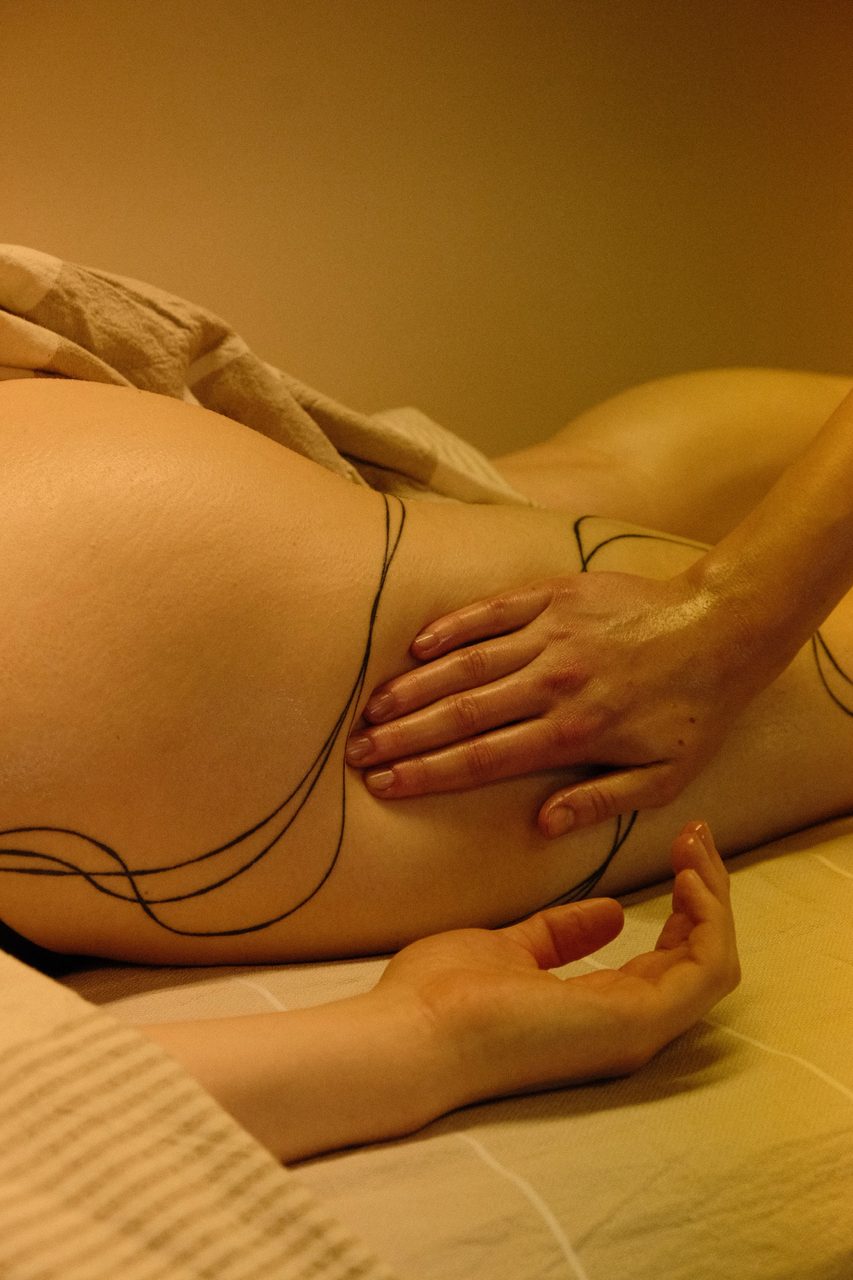 Naturmaterialien – Leinen-Tuch mit Quasten auf der Massageliege